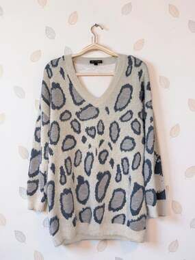 GiGiO Paris Leopard Print Fuzzy Sweater Tunic V Neck Oversized Soft Size L